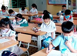 Thái Nguyên: Hướng dẫn học sinh đeo khẩu trang trong lớp học