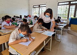 Thầy cô giáo vùng cao góp tiền, "đỡ đầu" học sinh nghèo