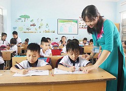 Hiệu trưởng, hiệu phó phải xắn tay vào dạy phụ đạo lớp 1- tín hiệu vui dạy thật