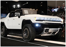 Bán tải điện GMC Hummer EV đầu tiên xuất xưởng có giá 2,5 triệu USD