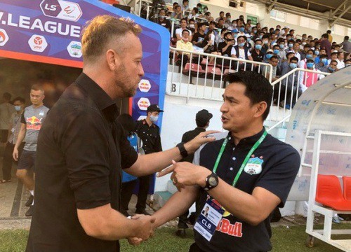 Báo Thái Lan: "HLV Kiatisuk đang... đánh chiếm V-League"