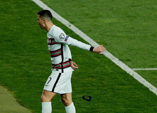 C.Ronaldo bị chỉ trích thậm tệ vì hành động nổi điên