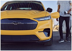 Đây là mẫu xe Ford duy nhất có logo ngựa chạy phát sáng