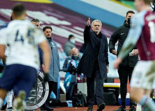 HLV Mourinho nổi điên, quyết truy tìm "kẻ phản bội"