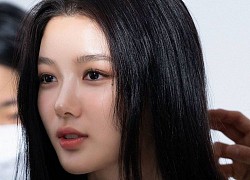 Kim Yoo Jung lên hot search vì quá đẹp trong ảnh chụp vội