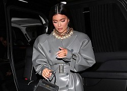 Kylie Jenner đeo vòng ngọc trai đắt giá đi ăn tối cùng bạn bè