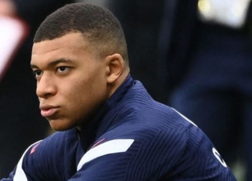 Mbappe bất ngờ vì Martial từ chối bắt tay