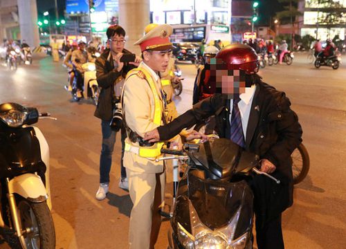 Thực hư chuyện gặp chốt kiểm tra nồng độ cồn, người đàn ông bỏ đi sau 10 phút quay lại kết quả "không vấn đề gì"