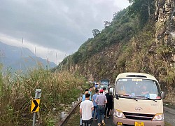 Xe khách mắc kẹt trên đường đèo, hàng loạt tài xế dừng lại giải cứu: Hình ảnh nhận "bão like" trên MXH