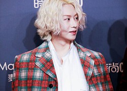 Heechul hôn đắm đuối thành viên Super Junior trên sân khấu ngày chưa hẹn hò với Momo, "bạo" đến nỗi tới giờ vẫn không ai làm lại