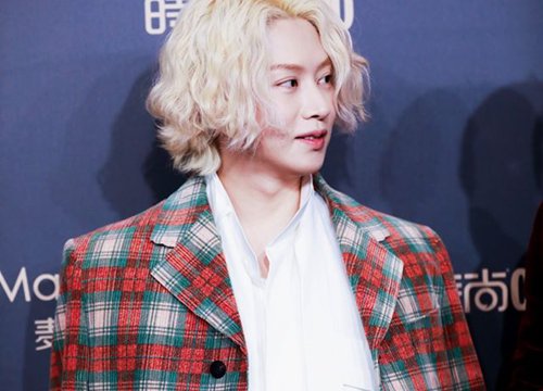 Heechul hôn đắm đuối thành viên Super Junior trên sân khấu ngày chưa hẹn hò với Momo, "bạo" đến nỗi tới giờ vẫn không ai làm lại