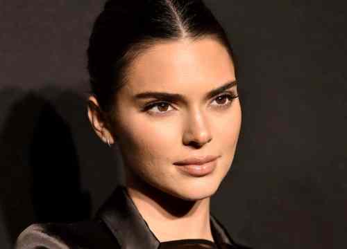 Hết bị doạ giết, Kendall Jenner còn bị kẻ lạ đột nhập nhà, tự lột sạch quần áo