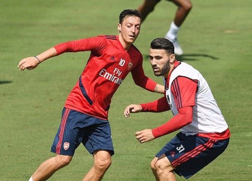 Kẻ cướp Mezut Ozil và Sead Kolasinac nhận án phạt tù hơn 100 năm