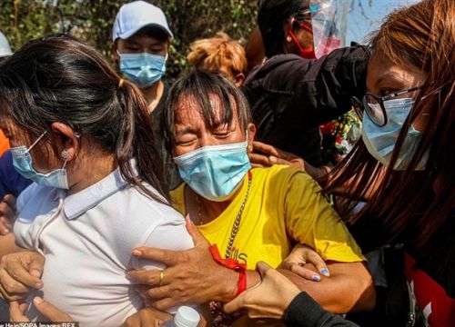 Ảnh: Đám tang nữ sinh Myanmar tử vong do bị bắn vào đầu trong biểu tình phản đối đảo chính