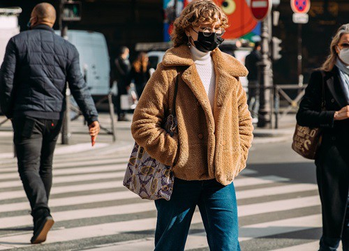 Các kiểu phối quần jeans ở Paris Fashion Week