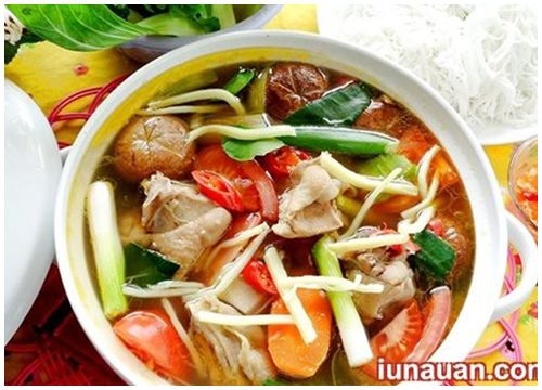 Cuối tuần đổi vị cho cả nhà với món lẩu gà lá chanh nóng hổi, thơm ngon !