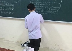 Nam sinh cởi giày hiệu khi lên bảng làm bài, bóc giá xong mà choáng