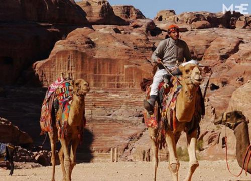 Những phong tục độc đáo... chạm mũi nhau thay lời chào của bộ tộc Bedouin