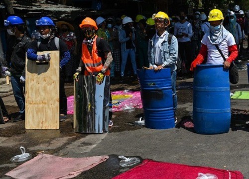 Singapore kêu gọi công dân rời Myanmar