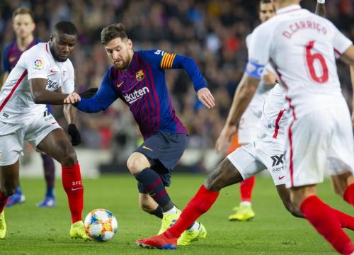 Tranh cãi nảy lửa về hai tình huống Barcelona hưởng lợi trước Sevilla