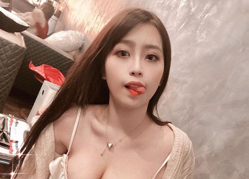 Tự vạch áo rồi đăng video lên mạng, nàng hot girl khiến CĐM sững sờ, nổi như cồn sau hành động táo bạo