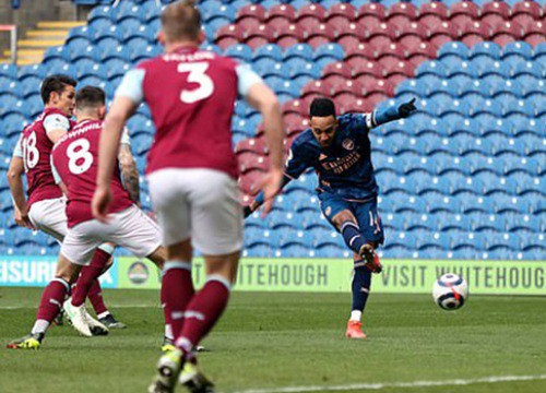 VAR gây tranh cãi trong trận Burnley 1-1 Arsenal