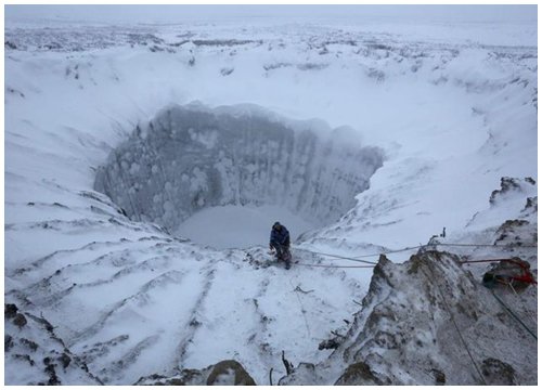 Vì đâu các hố sâu khổng lồ xuất hiện ở Siberia?