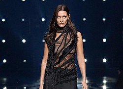 Bella Hadid 'thả rông', loạt người mẫu lộ nguyên vòng 1 trên sàn catwalk