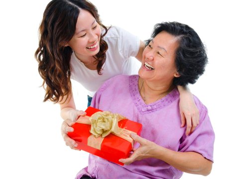 Cùng được tặng quà 8/3 nhưng mẹ chồng chỉ khoe quà con gái mà "quên" con dâu, phản ứng bình tĩnh và "câu tuyên bố" của nàng dâu khiến chồng nể bội phần