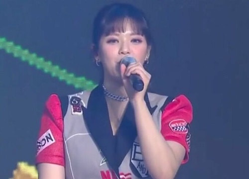 Jeong Yeon (Twice) gây tranh cãi với body tăng cân khác lạ trong concert