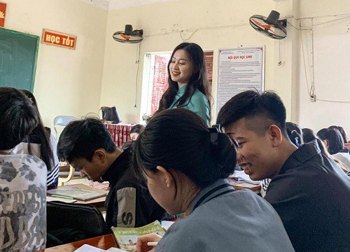 Khoảnh khắc chụp trộm nữ giáo viên gây sốt mạng xã hội, ai cũng xuýt xoa khen vì cô quá xinh!