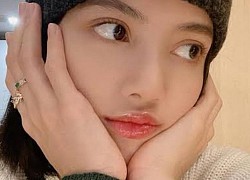 Lisa (BLACKPINK) mang chun buộc tóc ra cho mèo gặm, soi giá và thương hiệu sản phẩm mà muốn xỉu!