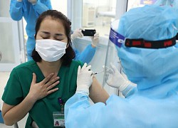 Nữ điều dưỡng sốt nhẹ sau khi tiêm vacine Covid-19