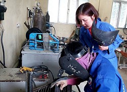 Nữ giáo viên giảng dạy bằng... mỏ hàn