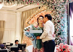 Ông Dũng "lò vôi" khiến hàng nghìn người xuýt xoa khi ôm hôn bà Phương Hằng "cái chóc" ngay trên sân khấu