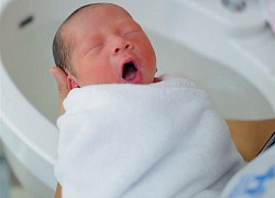 Pha dỗ em khóc "dữ dằn" của bé gái 2,5 tuổi: Trợn mắt dọa dẫm sợ hết hồn nhưng ai xem xong cũng phải cười "té ghế"