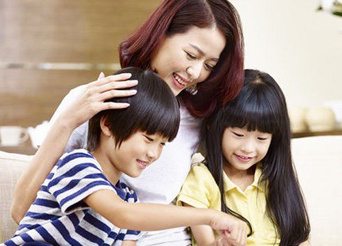 Phát hiện bé gái lén ăn vụng chiếc bánh mỳ trong cửa hàng, ông chủ quán chỉ nói đúng 1 câu nhưng ai cũng thầm khâm phục