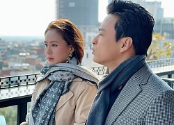 Thay đoạn kết cuối phim, Hướng dương ngược nắng lộ thêm tình tiết: Kiên cầm bó hoa đen đứng cạnh bờ sông, Diễm Loan được người tình cầu hôn