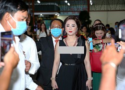 Vợ chồng Dũng "lò vôi" lần đầu xuất hiện trước công chúng sau vụ tố "thần y" lừa đảo, hàng trăm người vây quanh, đi bộ bình thản vào dự tiệc