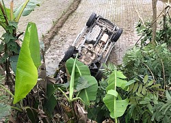 Xe cứu thương vào cua lao xuống ruộng, bệnh nhân đang thở khí oxi phải bò ra ngoài, gột rửa bùn