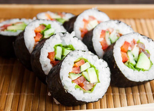 Ăn 100 miếng sushi cùng lúc, nữ YouTuber gây sốc khi công khai luôn ảnh chụp CT dạ dày, chứng minh mình không gian dối