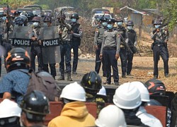 Cảnh sát Myanmar vượt biên vì lệnh 'bắn chết' người biểu tình