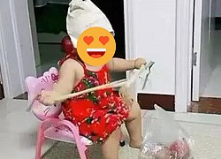 Mẹ ốm nằm liệt giường, cô bé 3 tuổi xuống bếp nhặt rau