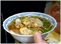 Quán bún bò mỡ nổi lềnh bềnh, mở bán giờ lạ trong &#8216;hẻm núp hẻm&#8217; Sài Gòn