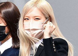 Rosé (Black Pink) mặc đồng phục chuẩn high teen nhưng đôi chân gầy &#8216;biến dạng&#8217;