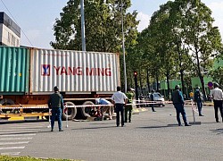 Va chạm với xe container, nhân viên cửa hàng tiện lợi bị cuốn vào gầm tử vong