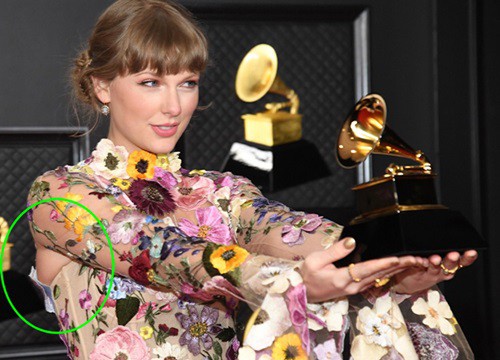 Taylor Swift bị rách váy ở Grammy 2021