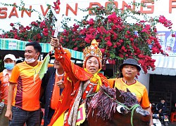 CĐV Bình Định hóa thân thành vua Quang Trung tại sân Pleiku