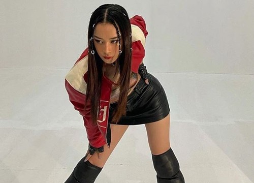 Chi Pu cosplay Rosé khi diện đôi "boots áo phao" nhưng bị netizen chê đẳng cấp kém xa