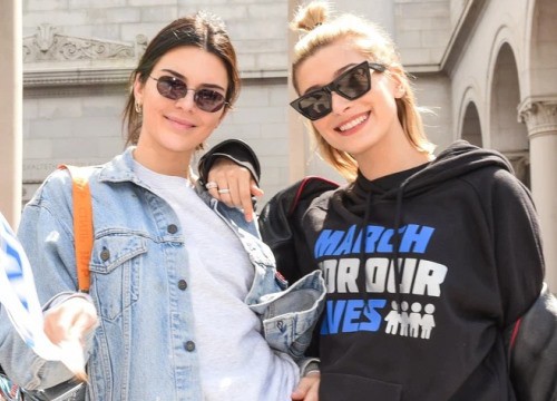 Đôi bạn Hailey Bieber - Kendall Jenner hé lộ bí mật "động trời": Vạ miệng chuyện trinh tiết, cùng hôn 1 người và ngoại tình